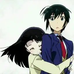 一个齐刘海女孩抱着一个穿西装的男孩的图片是哪部动漫的