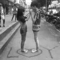 小孩情侣头像靠墙上捂眼睛的别以为骑着白马就是王子