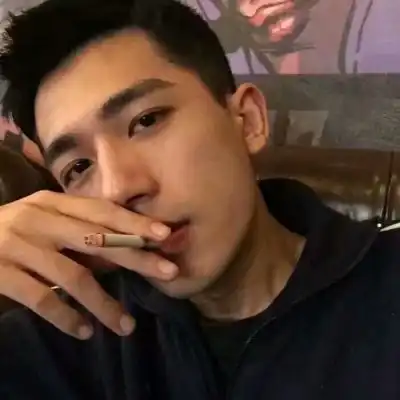 帅气超拽男生头像戴耳钉抽烟