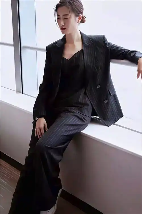 丁宁被拍到与男士牵手男方的背影成熟稳重,看上去年龄比丁宁大