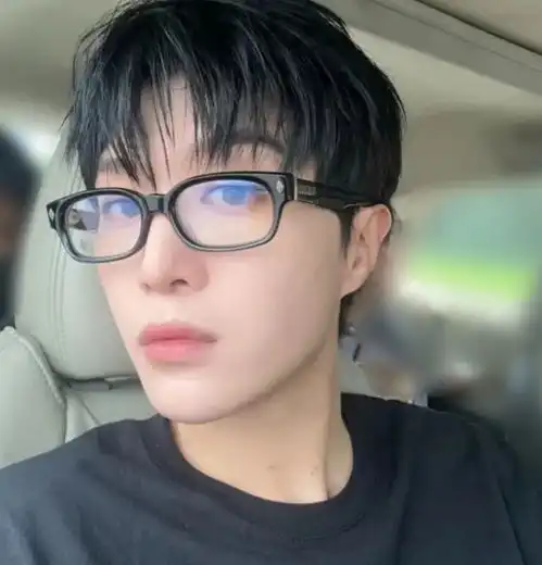 众星热捧侃爷演唱会惹争议,周也粉丝脱粉严重,评论区全面沦陷