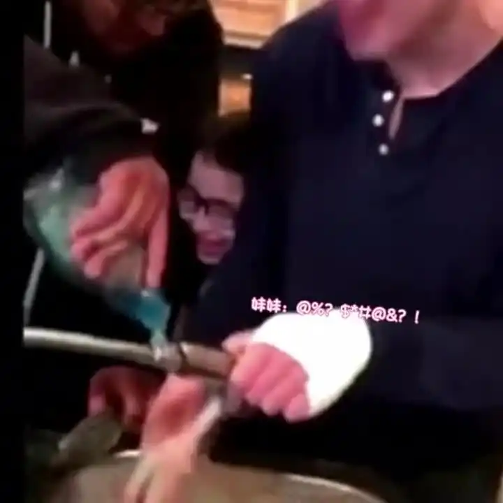 别人的哥哥当你第一次和小男生牵手,却被哥哥们发现