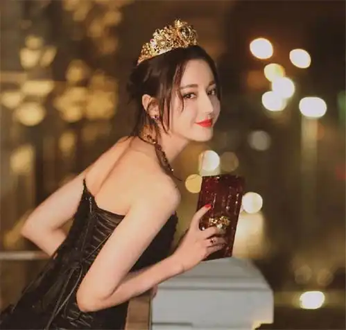 杨幂工作室换涂山红红头像背景杨幂涂山红红造型海报被嘲影楼风,奔四还在演少女