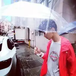 看到自己喜欢的男生跟别的女生打闹时你在想什么