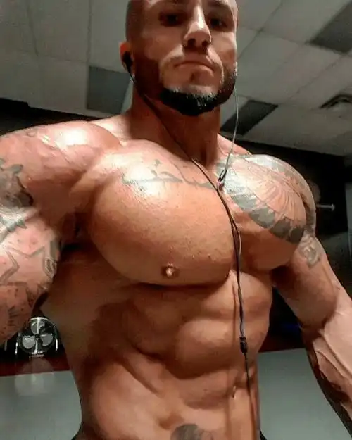 当肌肉突破了生长的限制,这样的肌肉男真霸气