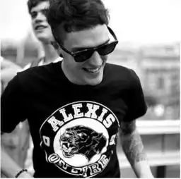 谁知道这件衣服叫什么品牌急