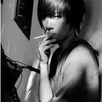 谁能帮我找一些黑白的男生抽烟图