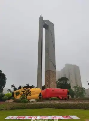 舟山33米高城市雕塑上,男子又蹦又跳了5个多小时