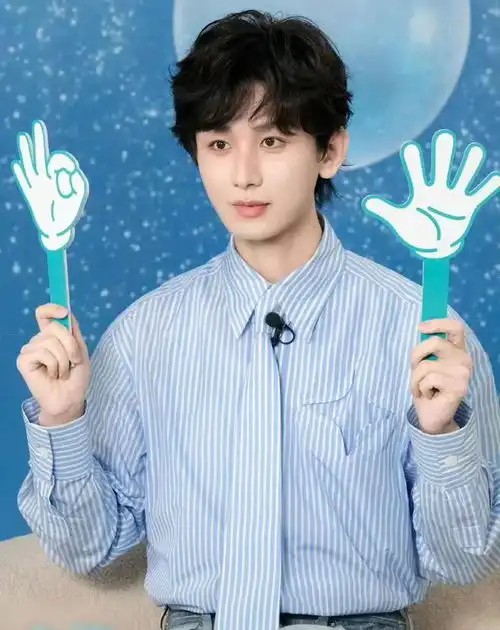 成毅尝试卷毛新发型太可爱了,网友像泰迪熊想摸一把