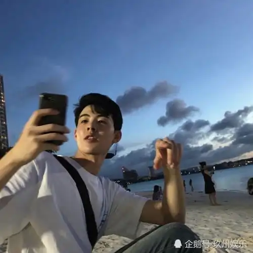 男生若暗恋你,就算再怎么隐藏,也会暴露这3个甜蜜举动