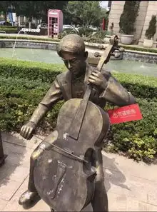 何炅再与雕像撞脸小妹长大了成了勿碰易倒的艺术家