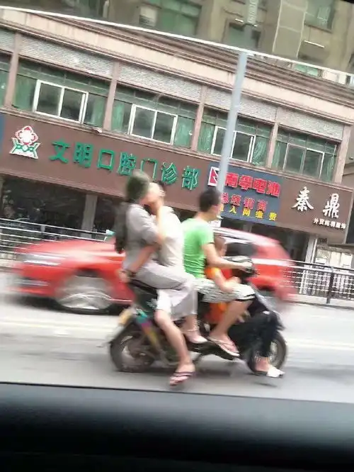 男子打劫,不料遇上个不正经姑娘,结果一分钱没捞到还被打了一顿