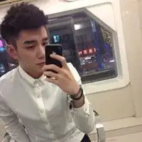 拿着手机的情侣头像