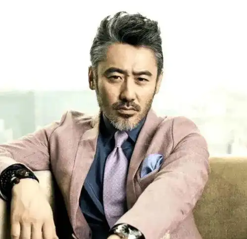 54岁吴秀波罕露面,定居英国和粉丝合照热情搂肩,头发花白变化大