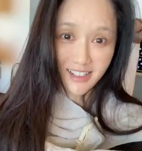 45岁陈乔恩豁出去了自曝素颜五官能打,眉毛没了黑眼圈好真实