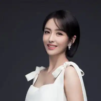 新疆三美的她们一个无戏可拍,一个被全网黑,只有她最火