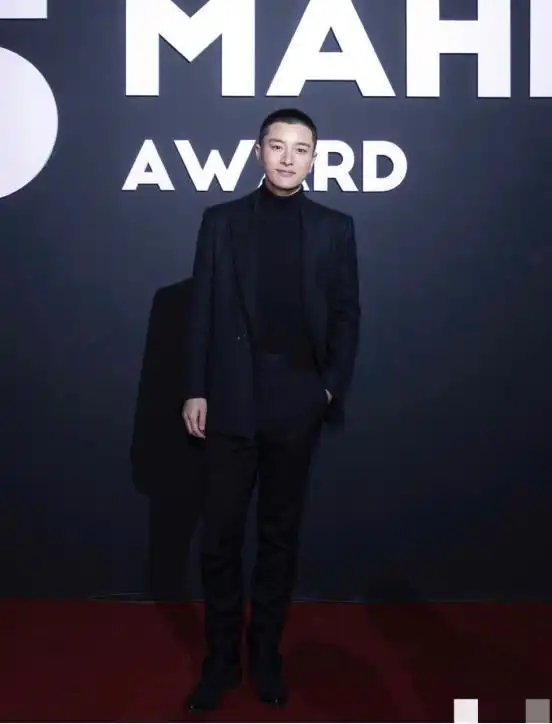 贾乃亮现身华表奖,果然还是穿上西装,剃了寸头的他像个男人