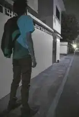 孤单的男生背影