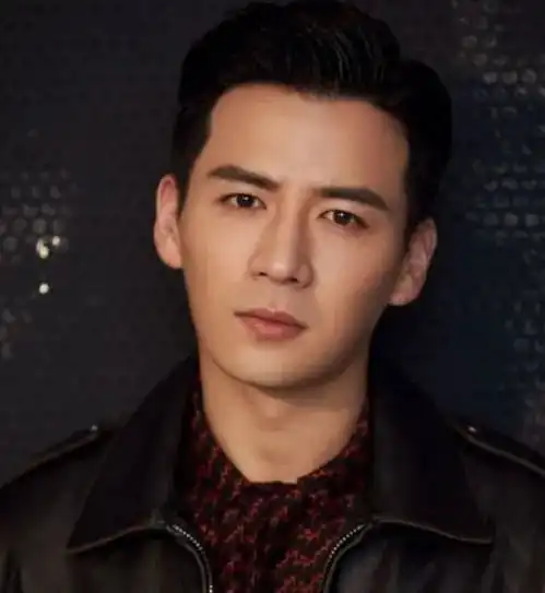 万年痴情男二魏千翔恋情曝光与美女牵手同回家,见路人刻意回避