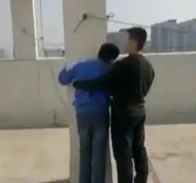 武警战士休假遇14岁男孩跳楼狂奔到楼顶施救