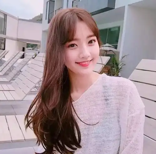 2025岁女生适合不适合的发型发色