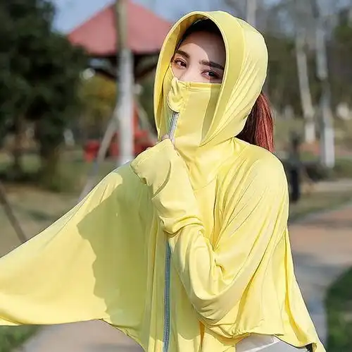 去年的防晒服别穿了吧,看我小姨身上穿的防晒衫,舒适又防晒