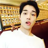 小清新男生头像心疼到爆也得强颜欢笑