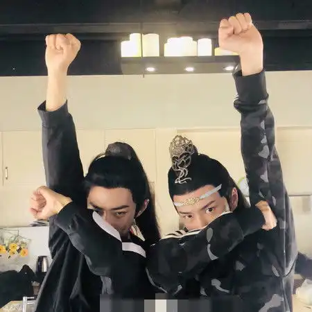 赵丽颖肖战罕见同框照曝光,穿同款衣服,粉丝惊叹整得像双胞胎