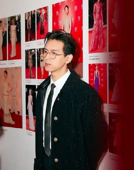 眼镜控进来,当男爱豆戴上眼镜时