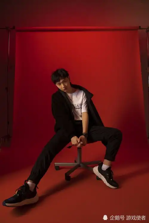 fly接到了新代言,腼腆男孩变得男人味十足网友称他是qg的骄傲