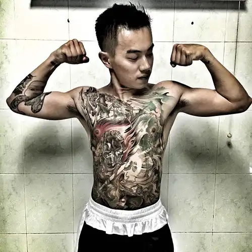 排骨男励志变身肌肉男坚持健身四个月了,有了一...