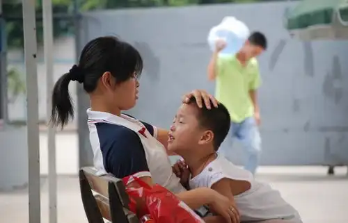 12岁男孩深夜去墓地看望亡母,网友泪目如果做了妈更要好好的