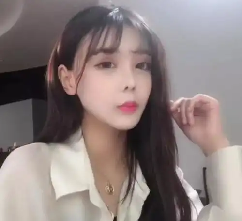 韩安冉找了个好老公,逛迪士尼被偶遇,男方的表现令人称赞