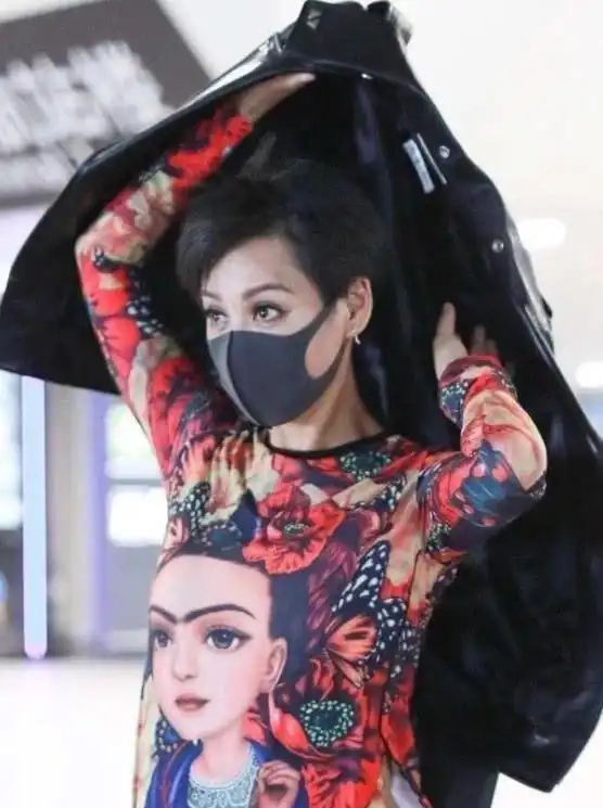 宁静彻底变男人皮衣配红t造型霸气,大胆穿搭看傻机场小伙伴