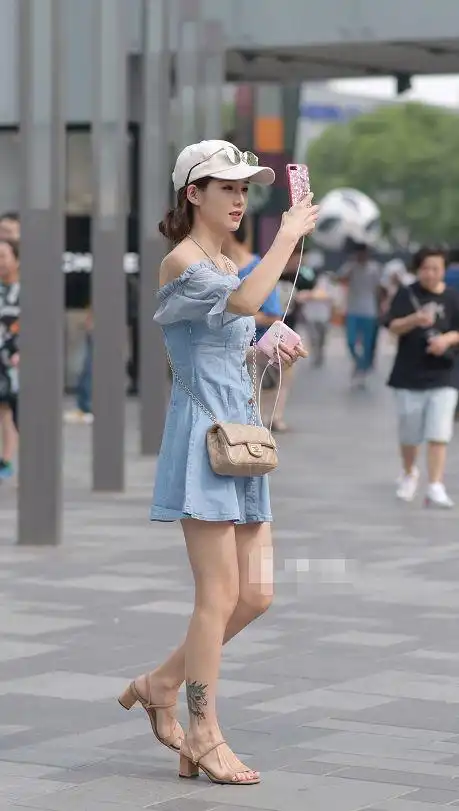 街拍美女抹胸裙上街,整体搭配真是非常适合夏季呢