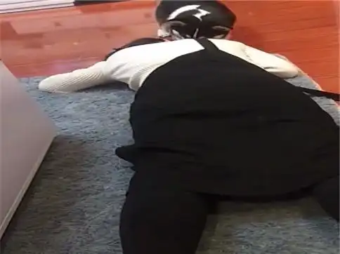 网友装死想试试柯基的反应,却被狗狗一顿打脸,果然有二哈的气质