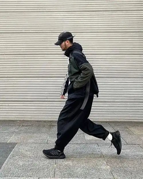 只有女生拍照会摆pose男生凹造型照样有样