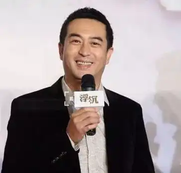 相继靳东,雷佳音,张嘉译之后,又一位大器晚成的中年大叔霸屏