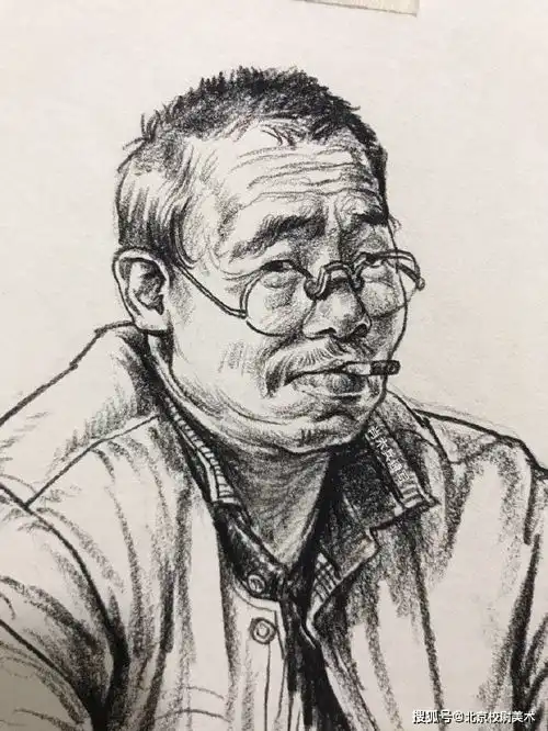 速写头像最忌讳来回的去画五官,基本是一气呵成带明暗关系