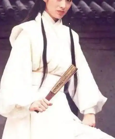 女星一身白衣古装拿扇子,安以轩比男星还帅气,张敏成经典