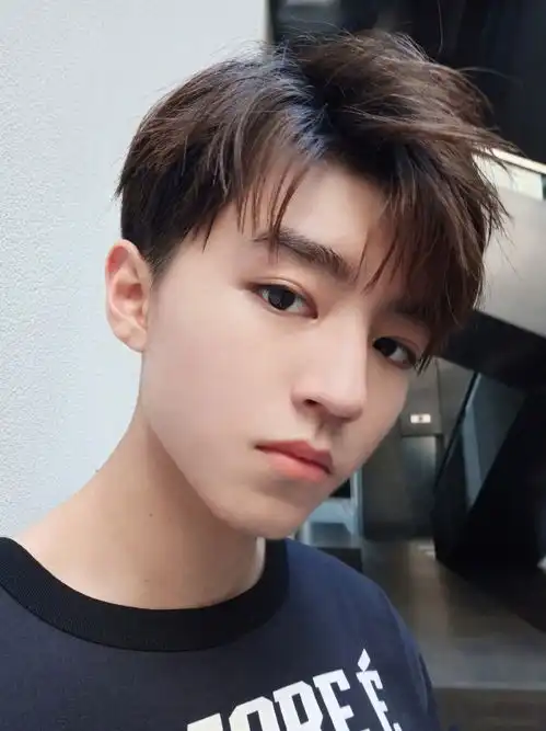 王俊凯中餐厅变草食系男神,身着卫衣认真做菜,网友男友人选