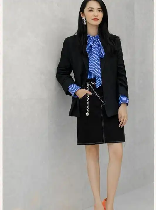 姚晨再现明玉风睡袍配黑裤太霸气,不料却被内搭暴露少女心