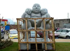 波兰街头现列宁撒尿各类不雅雕塑引争议