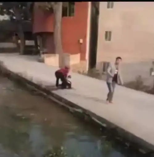 寒冷天气里的温暖举动,让我们一起为这个小伙点赞