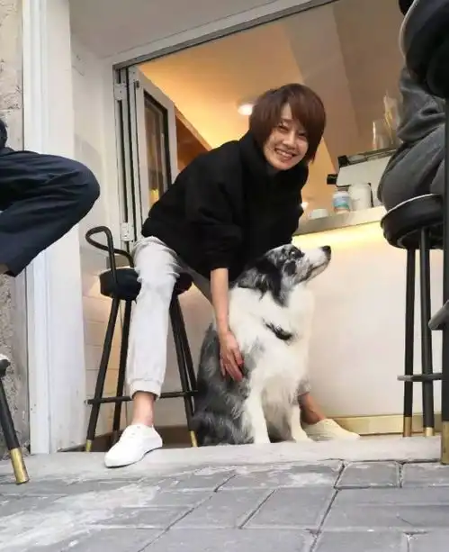 马伊琍好任性嫩光绿长裙搭红色高跟鞋,虽气质没话说,但太惹眼