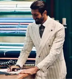 阿云嘎穿西服套装走机场,脚踩运动鞋玩混搭风,男人味十足