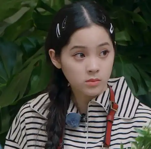 欧阳娜娜只不过扎了侧边马尾辫,气质变得更惊艳,早该选这款发型