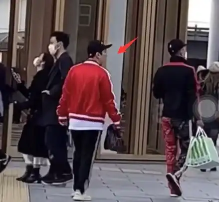 王思聪在日本游玩不忘吃瓜,当围观群众点赞写肖战粉丝长文