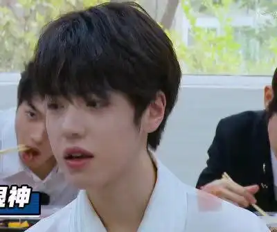 男艺人就医不戴口罩,无视护士劝阻,粉丝澄清避重就轻造谣