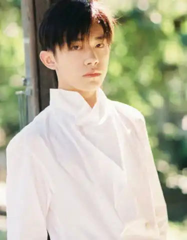 有一种白衬衣叫做易烊千玺的白衬衣,谁都驾驭不了,00后的骄傲